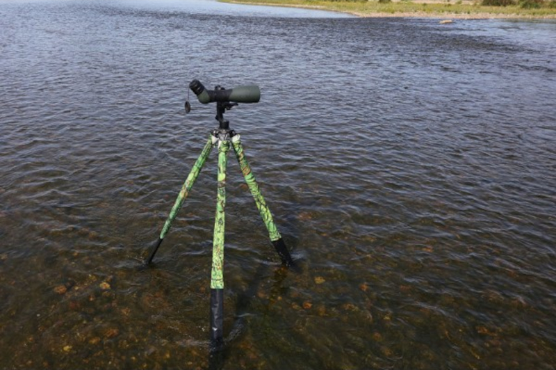 Tragopan, Wasserschutz für Stative in Anwendung, ausgefahrene Beinsegmente