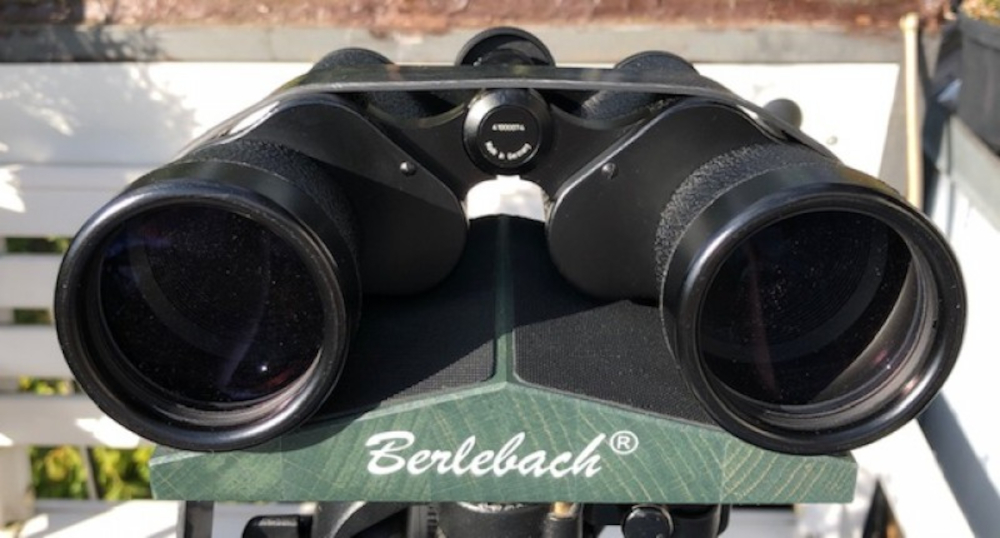 FG-Halter-10 Fernglashalter, Berlebach, Frontansicht, Anwendungsbeispiel mit Fernglas