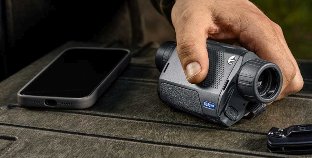 Pulsar Wärmebildgerät Axion XQ30 Pro neben Smartphone