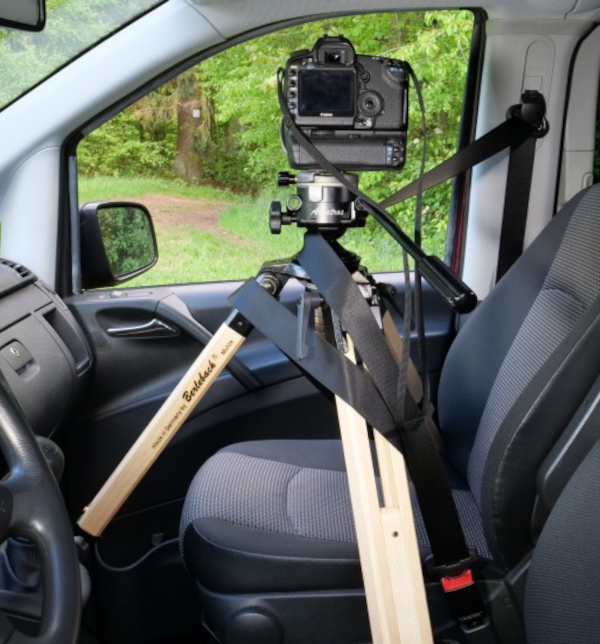 UNI-Autostativ-5 UNI Autostativ, Berlebach, betriebsbereit im Auto, gesichert mit 3-Punkt-Gurt