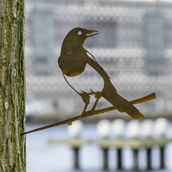 Elster (Pica pica) aus Stahl