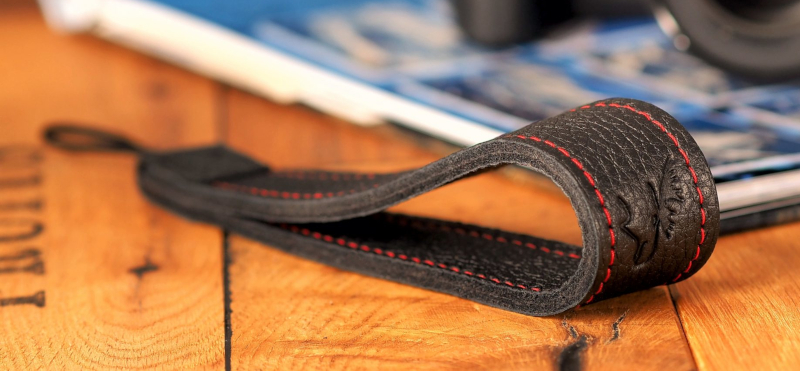EDDYCAM, schwarzer Sling mit roter Naht