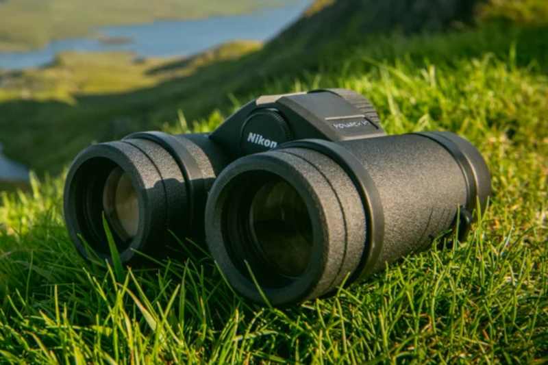 Monarch M7 30mm Fernglas von NIKON, im Gras liegend