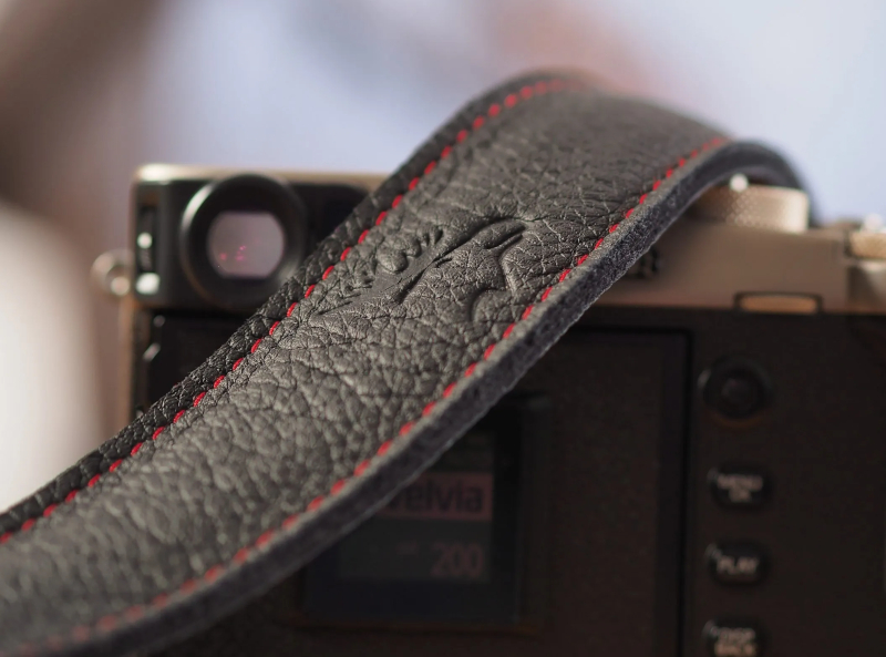 EDDYCAM eK - Trageriemen EDDYCAM 42 mm schwarz, Naht rot EDDYCAM eK - Trageriemen EDDYCAM 42 mm schwarz, Naht rot