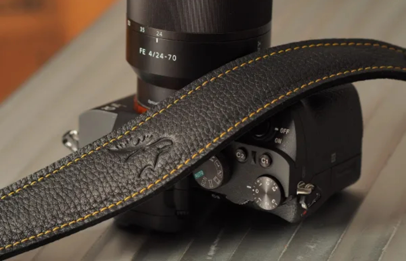 EDDYCAM eK - Trageriemen EDDYCAM 42 mm schwarz, Naht gelb EDDYCAM eK - Trageriemen EDDYCAM 42 mm schwarz, Naht gelb