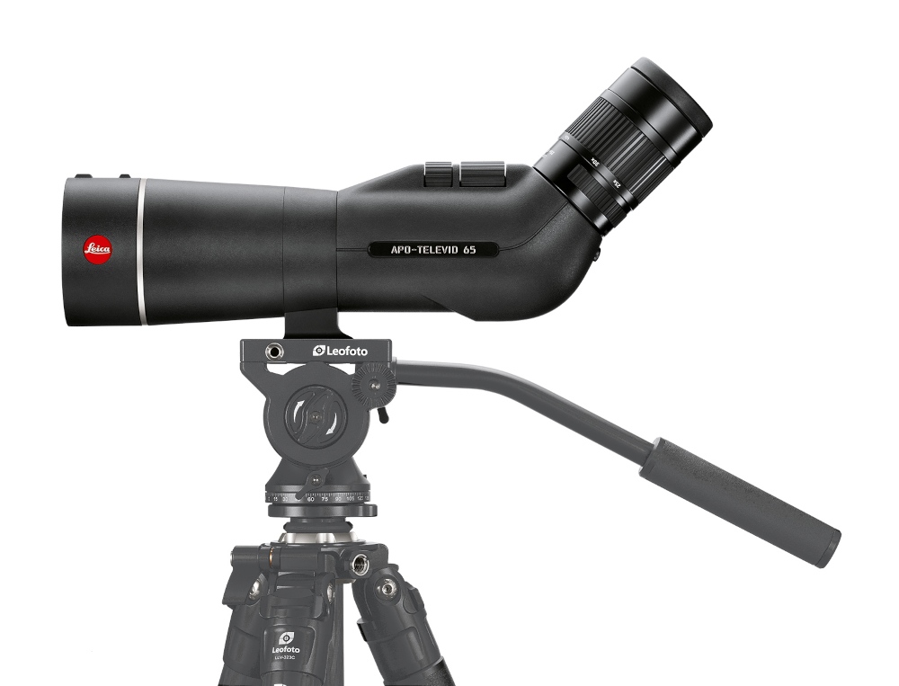 Leica APO Televid 65 auf Stativ APO Televid 65W Spektivset von Leica in Anwendung auf Stativ