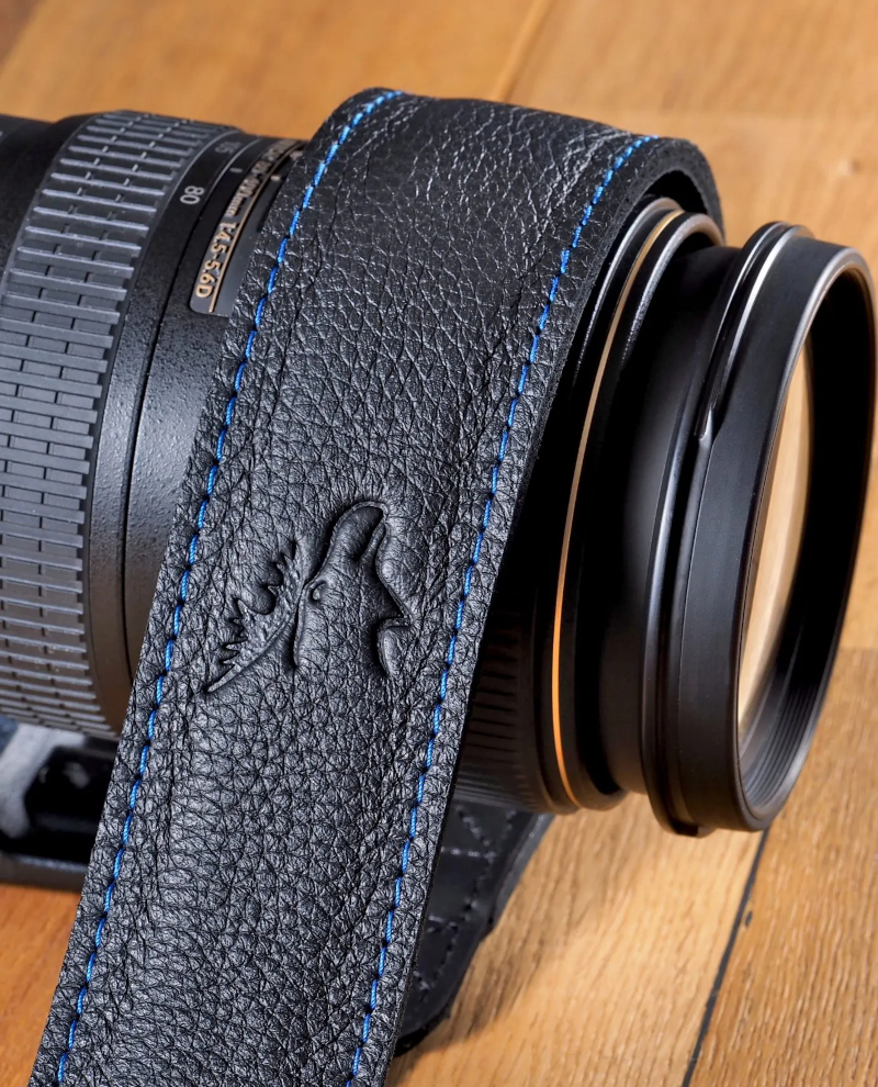 4579-Easy-Color-schwarz-KN-blau-4 EASYcolor Elchleder-Trageriemen mit Elchprägung, EDDYCAM