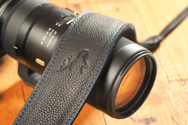 EDDYCAM eK - Trageriemen EDDYCAM 60 mm schwarz, Naht blau EDDYCAM eK - Trageriemen EDDYCAM 60 mm schwarz, Naht blau