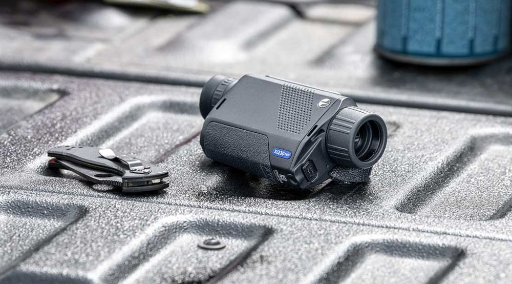 Pulsar Wärmebildkamera Axion XQ30 Pro neben Taschenmesser