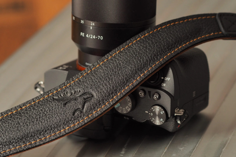 42mm-schwarz-natur-KN-3 Elchleder-Trageriemen von EDDYCAM, schwarz/natur mt KN und Prägung