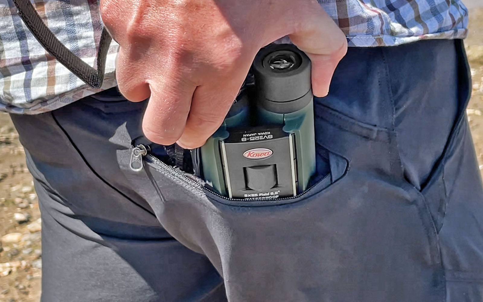 pocket Kowa SV II 25mm, in Hosentasche