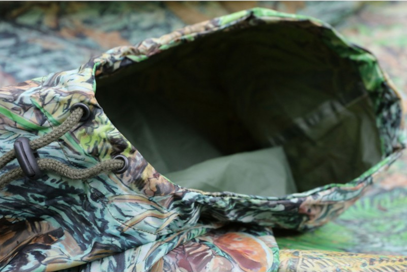 Tragopan, Regenponcho.Tasche, geöffnet