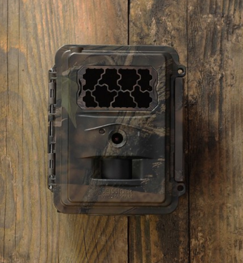 Seissiger, Spezial-Kamera CLASSIC, angebracht an Holzwand