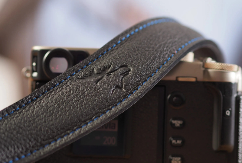 EDDYCAM eK - Trageriemen EDDYCAM 42 mm schwarz, Naht blau EDDYCAM eK - Trageriemen EDDYCAM 42 mm schwarz, Naht blau