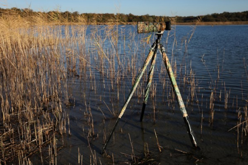 Stativ im Wasser mit Schutzkleidung der Fa. Tragopan, herbstfarben