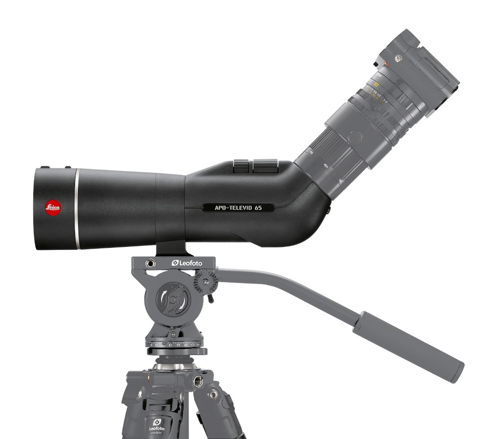 APO Televid 65W in Anwendung APO Televid 65W Spektivkoerper von Leica in Anwendung, auf Stativ