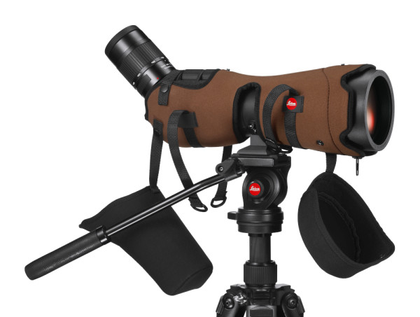 Leica Camera Spektiv Schutztasche in Anwendung, Spektivcover APO Televid 82 für W, neopren, braun